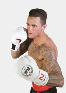 Nieky Holzken in houding Nikko